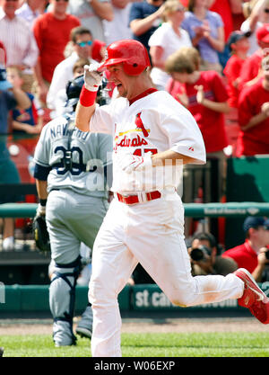 Rays de Tampa Bay catcher Dioner Navarro (30) promenades hors du terrain alors que St. Louis Cardinals Ryan Ludwick salue ses coéquipiers l'attendant à homeplate après Ludwick a frappé un home run gagnant jeu de battre les Rays de Tampa Bay 9-8, au stade Busch à St Louis le 17 mai 2008. (Photo d'UPI/Bill Greenblatt) Banque D'Images