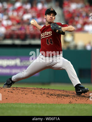 Le lanceur partant des Houston Astros Roy Oswalt offre un pitch au Cardinals de Saint-Louis au Busch Stadium de Saint-Louis le 29 mai 2008. (Photo d'UPI/Bill Greenblatt) Banque D'Images