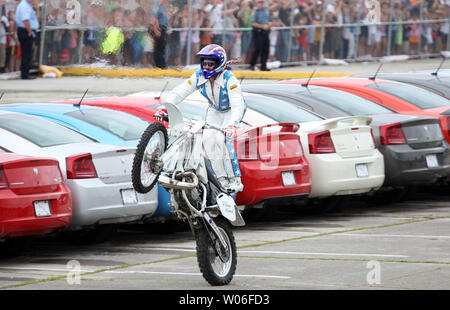 Daredevil Robbie Knievel enchante la foule par circonscription sa moto sur le pneu arrière avant d'essayer de sauter plus de 25 voitures à Six Flags en milieu de l'Amérique latine à Eureka, Nevada le 3 juillet 2008. Knievel a réussi avec sa tentative de sauter près de 200 pieds. (Photo d'UPI/Bill Greenblatt) Banque D'Images