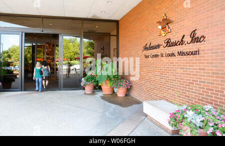 Les visiteurs pénètrent dans la tour Centre au siège mondial d'Anheuser-Busch Companies in south St Louis le 14 juillet 2008. Belgian-Brazilian brewer InBev a acheté Saint Louis fonde Anheuser-Busch dans un $52 milliards de la création du plus grand brasseur du monde à St Louis le 14 juillet 2008. La prise d'InBev a débuté en mai et a conclu le 13 juillet 2008, après le conseil d'administration d'Anheuser-Busch ont convenu d'un $70 par action en espèces. La nouvelle société aura un chiffre d'affaires net de 36 milliards de dollars par année, offrant aux consommateurs à propos de 300 marques. Chef de la direction d'InBev Carlos Brito, 48 ans, est connu pour réduire les coûts, Banque D'Images