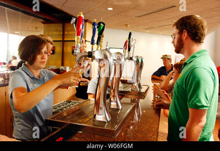 Les visiteurs d'attendre un échantillon gratuit de bière à la suite d'une visite du siège social d'Anheuser-Busch Companies à St Louis le 14 juillet 2008. Belgian-Brazilian brewer InBev a acheté Saint Louis fonde Anheuser-Busch dans un $52 milliards de la création du plus grand brasseur du monde à St Louis le 14 juillet 2008. La prise d'InBev a débuté en mai et a conclu le 13 juillet 2008, après le conseil d'administration d'Anheuser-Busch ont convenu d'un $70 par action en espèces. La nouvelle société aura un chiffre d'affaires net de 36 milliards de dollars par année, offrant aux consommateurs à propos de 300 marques. Chef de la direction d'InBev Carlos Brito, 48 ans, est savoir Banque D'Images