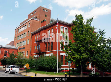 Belgian-Brazilian brewer InBev a acheté Saint Louis fonde Anheuser-Busch dans un $52 milliards de la création du plus grand brasseur du monde à St Louis le 14 juillet 2008. La prise d'InBev a débuté en mai et a conclu le 13 juillet 2008, après le conseil d'administration d'Anheuser-Busch ont convenu d'un $70 par action en espèces. La nouvelle société aura un chiffre d'affaires net de 36 milliards de dollars par année, offrant aux consommateurs à propos de 300 marques. Chef de la direction d'InBev Carlos Brito, 48 ans, est connu pour réduire les coûts, et dirigera la nouvelle société, appelée Anheuser-Busch InBev. Sur la photo est l'ancien bâtiment de l'administration, une ancienne école h Banque D'Images