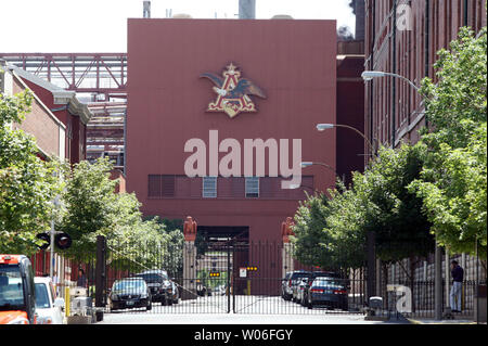 Belgian-Brazilian brewer InBev a acheté Saint Louis fonde Anheuser-Busch dans un $52 milliards de la création du plus grand brasseur du monde à St Louis le 14 juillet 2008. La prise d'InBev a débuté en mai et a conclu le 13 juillet 2008, après le conseil d'administration d'Anheuser-Busch ont convenu d'un $70 par action en espèces. La nouvelle société aura un chiffre d'affaires net de 36 milliards de dollars par année, offrant aux consommateurs à propos de 300 marques. Chef de la direction d'InBev Carlos Brito, 48 ans, est connu pour réduire les coûts, et dirigera la nouvelle société, appelée Anheuser-Busch InBev. Sur la photo est le malt house au monde Anheuser-Busch Headq Banque D'Images