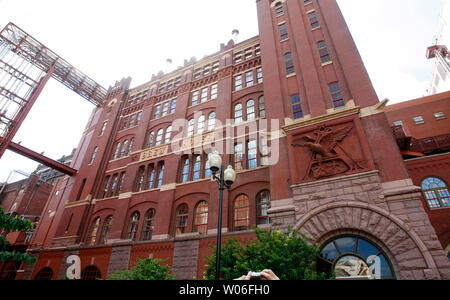 Belgian-Brazilian brewer InBev a acheté Saint Louis fonde Anheuser-Busch dans un $52 milliards de la création du plus grand brasseur du monde à St Louis le 14 juillet 2008. La prise d'InBev a débuté en mai et a conclu le 13 juillet 2008, après le conseil d'administration d'Anheuser-Busch ont convenu d'un $70 par action en espèces. La nouvelle société aura un chiffre d'affaires net de 36 milliards de dollars par année, offrant aux consommateurs à propos de 300 marques. Chef de la direction d'InBev Carlos Brito, 48 ans, est connu pour réduire les coûts, et dirigera la nouvelle société, appelée Anheuser-Busch InBev. Sur la photo est l'Infusion House au monde Anheuser-Busch Headq Banque D'Images