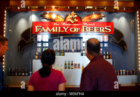 Les visiteurs du Siège Mondial de l'Anheuser Busch regarder un écran de bières la société fait à la brasserie St Louis fondée à St Louis le 14 juillet 2008. Belgian-Brazilian brewer InBev a acheté Saint Louis fonde Anheuser-Busch dans un $52 milliards de la création du plus grand brasseur du monde à St Louis le 14 juillet 2008. La prise d'InBev a débuté en mai et a conclu le 13 juillet 2008, après le conseil d'administration d'Anheuser-Busch ont convenu d'un $70 par action en espèces. La nouvelle société aura un chiffre d'affaires net de 36 milliards de dollars par année, offrant aux consommateurs à propos de 300 marques. Chef de la direction d'InBev Carlos Banque D'Images