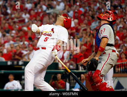 Saint Louis Cardinals Albert Pujols (L) et Philadelphia Phillies catcher Chris Coste regarder le baseball sur une faute en quatrième manche pointe au Busch Stadium de Saint-Louis le 3 août 2008. Pujols encrassée sur le jouer de Philadelphia a gagné le match 5-4. (Photo d'UPI/Bill Greenblatt) Banque D'Images