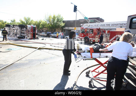 Les ambulanciers charger un pompier blessé dans une ambulance après deux camions de pompiers sont entrés en collision à une intersection dans le nord de Saint Louis le 10 octobre 2008. Un total de huit pompiers ont été transportés à l'hôpital. L'un pumper a été renversé sur le côté tandis qu'un autre s'est heurtée à une voiture en stationnement. Les deux camions étaient en route pour le même feu. Un pompier est toujours hospitalisé avec des blessures à la tête. (Photo d'UPI/Bill Greenblatt) Banque D'Images