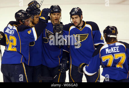 Blues de Saint-Louis (de gauche à droite) David Backes, D.J. King, Keith Tkachuk et Steve Wagner, attendez d'abord féliciter Jay McKee (77) pour son but dans la première période contre les Stars de Dallas au Scottrade Center à St Louis le 16 octobre 2008. (Photo d'UPI/Bill Greenblatt) Banque D'Images