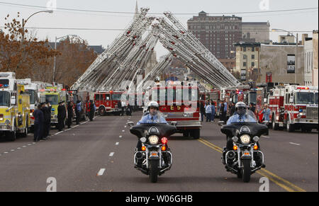 Moto St Louis escorte de police le corps des pompiers morts St. Louis Leonard Riggins en haut d'un camion à travers un labyrinthe de camions de l'échelle, en route pour un service funèbre à St Louis le 13 novembre 2008. Riggins a été tué par une voiture jacker après il s'est arrêté à ce qu'il croyait être un accident de voiture le 5 novembre à St Louis du nord. J'ai rêvé de la police depuis qu'il était dans son uniforme de pompiers qu'il pourrait avoir été pris pour un agent de police. (Photo d'UPI/Bill Greenblatt) Banque D'Images