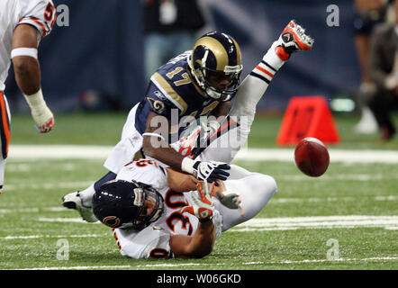 Ours de Chicago, Mike Brown (30) rompt une note destinée à Saint Louis Rams Donnie Avery au deuxième trimestre à l'Edward Jones Dome à St Louis le 23 novembre 2008. (Photo d'UPI/Bill Greenblatt) Banque D'Images