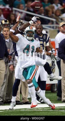 Miami Dolphins Joey Thomas (41) interfers avec Saint Louis Rams Donnie Avery lors d'une note de jouer dans le premier trimestre à l'Edward Jones Dome à St Louis le 30 novembre 2008. Miami a battu St Louis 16-12. (Photo d'UPI/Bill Greenblatt) Banque D'Images