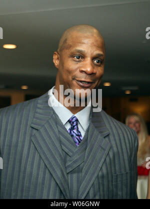 Ancien New York Mets slugger Darryl Strawberry fait une apparition lors de l'Assemblée annuelle de la Fondation de la famille Maison de vacances Pujols Partie à la Chase Park Plaza Hotel à St Louis le 7 décembre 2008. Les Pujols Family Foundation offre une aide médicale aux enfants dans les petites villes de la République dominicaine et offre également l'aide aux familles d'enfants atteints du syndrome de Down. (Photo d'UPI/Bill Greenblatt) Banque D'Images