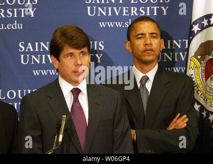 Le gouverneur de l'Illinois Rod Blagojevich (L), vu avec Barack Obama alors (D-IL) à l'Université de Saint-Louis à Saint Louis, Missouri le 20 juin 2005, a été arrêté pour sa part à une corruption politique une vague de crime à Chicago le 9 décembre 2008. Blagojevich a été accusé de vouloir vendre sénateur de l'Illinois Barack Obama's siège au Sénat, de fraude postale et la sollicitation de pots-de-vin. (Photo d'UPI/Bill Greenblatt/fichier) Banque D'Images