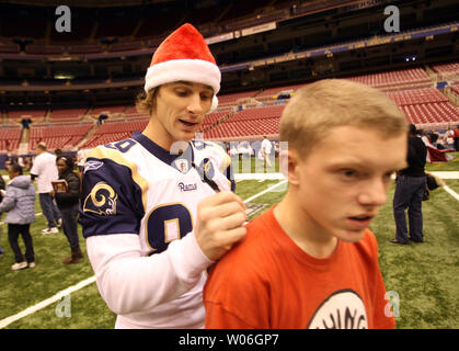 Saint Louis Rams Dane Looker signe le t-shirt de Randy Andrews pendant la fête de Noël de l'équipe sur le terrain, à l'Edward Jones Dome à St Louis le 13 décembre 2008. L'équipe détient l'événement annuel pour 3000 enfants chaque année underpriveleged fournissant des divertissements en direct, des béliers joueurs et cadeaux de vacances. (Photo d'UPI/Bill Greenblatt) Banque D'Images