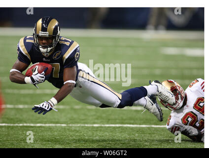 Saint Louis Rams Donnie Avery (L) attrape le football en face de San Francisco 49ers Mark Roman au premier trimestre à l'Edward Jones Dome à St Louis le 21 décembre 2008. (Photo d'UPI/Bill Greenblatt) Banque D'Images