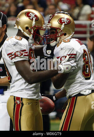 San Francisco 49ers Jason Hill (L) félicite coéquipier Isaac Bruce Bruce après avoir attrapé son 1000ème capture de carrière résultant en un touché contre le Saint Louis Rams à l'Edward Jones Dome à St Louis le 21 décembre 2008. San Francisco a gagné le match 17-16. (Photo d'UPI/Bill Greenblatt) Banque D'Images
