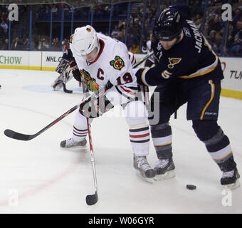 Blackhawks de Chicago, Jonathan Toews (19) batailles des Blues de Saint-Louis Barret Jackman pour contrôle de la rondelle dans le coin au cours de la première période à la Scottrade Center à St Louis le 17 janvier 2009. (Photo d'UPI/Bill Greenblatt) Banque D'Images