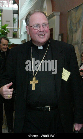 Le pape Benoît XVI a nommé Mgr Timothy M. Dolan de Milwaukee pour succéder à M. le Cardinal Edward Egan, l'archevêque catholique de New York, il a été annoncé le 23 février 2009. Dolan est photographié ici à la réunion de juin 2003 la conférence américaine des évêques catholiques à St Louis. (Photo d'UPI/Bill Greenblatt/files) Banque D'Images