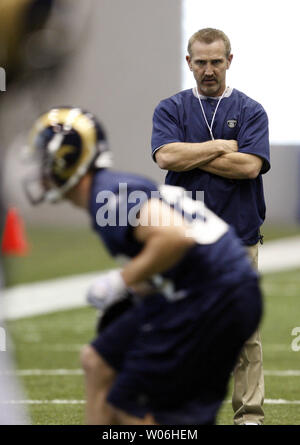 Nouveau Saint Louis Rams entraîneur Steve Spagnuolo regarde son équipe passer par des exercices d'entraînement au cours de la première journée du mini-camp à l'installation en pratique les équipes Earth City, New York le 2 avril 2009. (Photo d'UPI/Bill Greenblatt) Banque D'Images