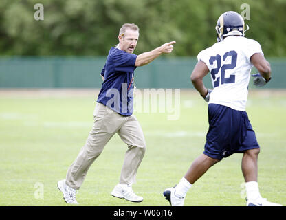 Nouveau Saint Louis Rams entraîneur Steve Spagnuolo donne des instructions à la recrue Chris Ogbonnaya pendant le premier jour de mini camp à la pratique de l'équipe à Earth City, New York le 1 mai 2009. (Photo d'UPI/Bill Greenblatt) Banque D'Images