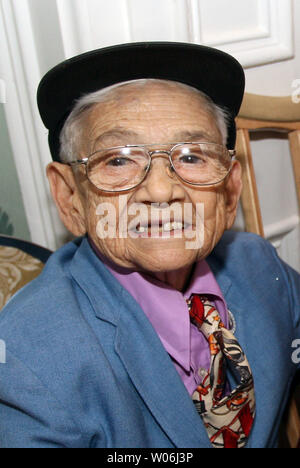 Mickey Carroll, un des derniers Munchkins du 1939 film "Le Magicien d'Oz', est décédé de causes naturelles à St Louis le 7 mai 2009. M. Carroll, né Michael Finocchiaro, est né le 8 juillet 1919 à St Louis. Il avait 89 ans. Le fichier photo a été prise le 6 décembre 2008. (Photo d'UPI/Bill Greenblatt/files) Banque D'Images