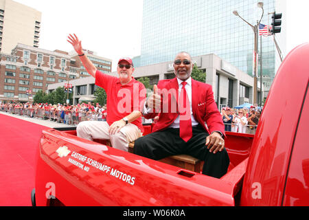 Ancien Cardinals de Saint-Louis et les membres de la National Baseball Hall of Fame Bruce Sutter (L) et Ozzie Smith vague à la foule lors de la parade de tapis rouge à Saint Louis avant de la MLB All Star Game le 14 juillet 2009. (Photo d'UPI/Bill Greenblatt) Banque D'Images