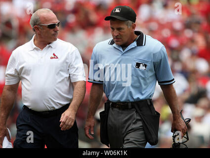 Cardinals de Saint-Louis entraîneur-chef Barry Weinberg (L) promenades accueil arbitre John Hirschbeck hors du terrain après Hirschbeck a pris une pointe à l'Arizona Diamondbacks face off Justin Upton en première manche au Busch Stadium de Saint-Louis le 19 juillet 2009. Hirshbeck a quitté le match avec une légère commotion. (Photo d'UPI/Bill Greenblatt) Banque D'Images