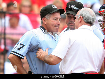 Cardinals de Saint-Louis entraîneur-chef Barry Weinberg (R) vérifie l'état d'arbitre John Hirschbeck après la prise d'une pointe à l'face off Arizona Diamondbacks Justin Upton en première manche au Busch Stadium de Saint-Louis le 19 juillet 2009. À la recherche sur est chef de l'équipe de Wally Bell. Hirshbeck a quitté le match avec une légère commotion. (Photo d'UPI/Bill Greenblatt) Banque D'Images