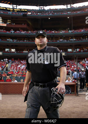 Accueil arbitre Mike promenades Dominique Barbéris sur le terrain pour un match entre les Milwaukee Brewers et les Cardinals de Saint-Louis au Busch Stadium de Saint-Louis le 2 septembre. L'année 2009. UPI/Bill Greenblatt Banque D'Images