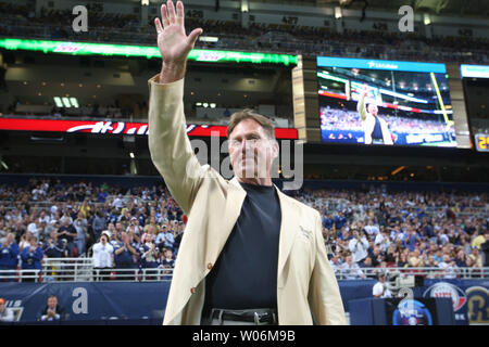 L'ancien ailier défensif des Rams de Los Angeles et membre du Pro Football Hall of Fame, Jack Youngblood, des vagues à la foule alors qu'il est introduit au cours de l'Indianapolis Colts - St. Louis Rams match de football, à l'Edward Jones Dome à St Louis le 25 octobre 2009. Youngblood joué 14 ans pour les vérins. UPI/Bill Greenblatt Banque D'Images