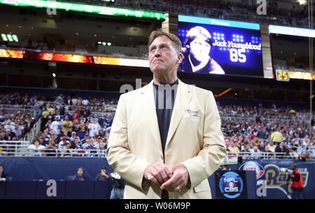 Ex-Los Angeles Rams tight end et membre du Pro Football Hall of Fame, Jack Youngblood, écoute comme il est présenté à la foule au cours de la saint Louis Rams - Indianapolis Colts match de football à l'Edward Jones Dome à St Louis le 25 octobre 2009. UPI/Bill Greenblatt Banque D'Images