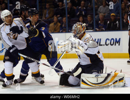 Keith Tkachuk des Blues de Saint-Louis (7) et les prédateurs de Nashville Francis Bouillon bataille en face de Nashville Pekka Rinne gardien de la Finlande au cours de la première période à la Scottrade Center à St Louis le 12 novembre 2009. UPI/Bill Greenblatt Banque D'Images