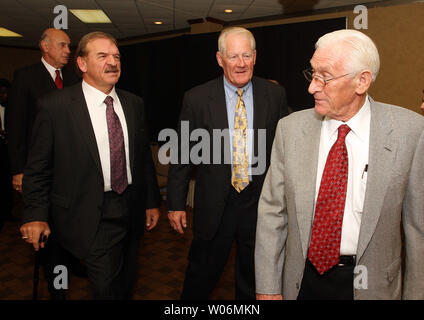 Ancien joueur de football, 2001 à 2005 et membre du Pro Football Hall of Fame Larry Wilson (R) parle d'anciens coéquipiers Dan Dierdorf (L) et Jacki Smith (C) comme ils marchent à Inductee cérémonies pour la première classe de la Saint-louis Sports Hall of Fame à St Louis le 18 novembre 2009. 24 anciens athlètes composent le Hall of Fame. UPI/Bill Greenblatt Banque D'Images