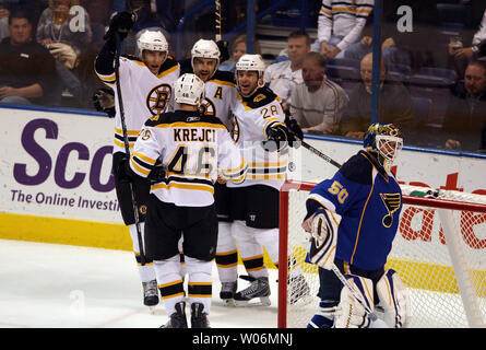 Les joueurs des Bruins de Boston attendre pour féliciter coéquipier David Krejci (46) de la République tchèque après sa première période comme but des Blues de Saint-Louis Chris Mason recueille ses pensées au Scottrade Center à St Louis le 23 novembre 2009. UPI/Bill Greenblatt Banque D'Images