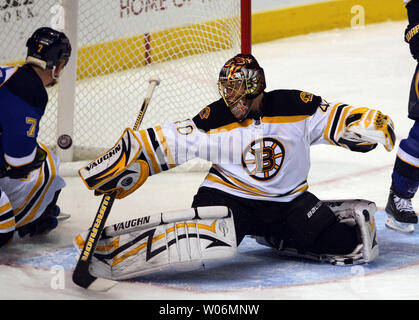 Le gardien des Bruins de Boston Tuukka Rask de Finlande fait dévier la rondelle comme Saint Louis Blues Keith Tkachuk observe le résultat net s'est détaché dans la première période à la Scottrade Center à St Louis le 23 novembre 2009. UPI/Bill Greenblatt Banque D'Images