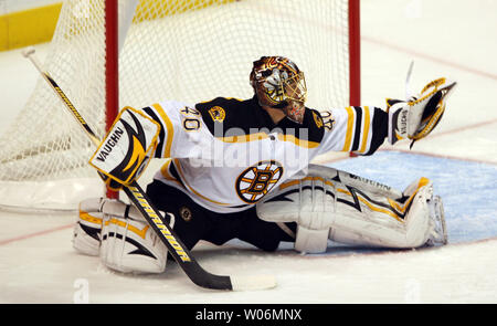 Le gardien des Bruins de Boston Tuukka Rask captures d'un puck dans son gant au cours de la première période contre les Blues de Saint-Louis au Scottrade Center à St Louis le 23 novembre 2009. UPI/Bill Greenblatt Banque D'Images