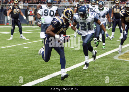 Saint Louis Rams Donnie Avery (L) bat Seattle Seahawks Kelly Jennings à la ligne de but pour un touché au premier trimestre à l'Edward Jones Dome à St Louis Le 29 novembre 2009. UPI/Bill Greenblatt Banque D'Images