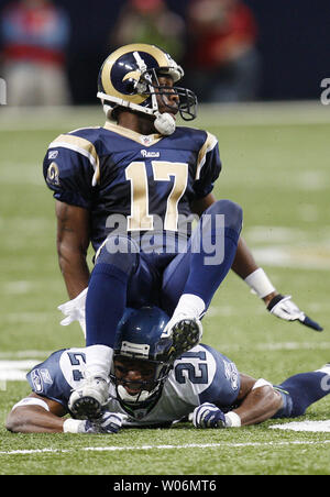 Saint Louis Rams Donnie Avery (17) s'achève sur l'arrière de Seattle Seahawks Kelly Jennings après une transmission incomplète dans le premier trimestre à l'Edward Jones Dome à St Louis Le 29 novembre 2009. Seattle a gagné le match poignéés 27 17/32 po. UPI/Bill Greenblatt Banque D'Images