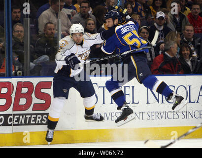 Saint Louis Blues Cam Janssen (R) tente de voler dans Nashville Dan Hamhuis durant la première période à la Scottrade Center à St Louis Le 29 décembre 2009. UPI/Bill Greenblatt Banque D'Images