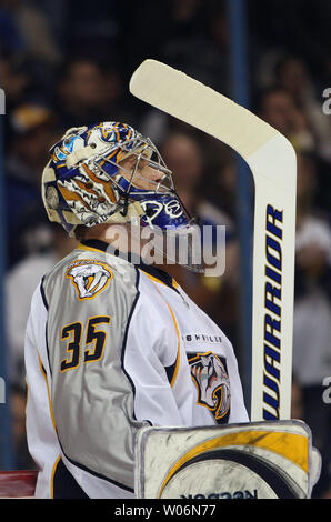 Le gardien Pekka Rinne des Nashville Predators de Finlande vérifie sa lame après un but des Blues de Saint-Louis dans la première période à la Scottrade Center à St Louis Le 29 décembre 2009. UPI/Bill Greenblatt Banque D'Images