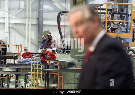 Les travailleurs sur le Boeing F-15 Fighter jet line prendre une pause pour écouter le Gouverneur du Missouri, Jay Nixon dévoilent la première initiative 'Missouri' à St Louis le 8 janvier 2010. Nixon dit que le plan permettra à Washington pour rééquiper ses programmes d'incitation économique pour fournir une incitation supplémentaire pour les entreprises qui sont déjà situé et emploient des travailleurs dans l'état. Nixon estime c'est le moyen le plus rapide et le plus fiable pour créer des emplois et relancer le stateÕs économie. UPI/Bill Greenblatt Banque D'Images