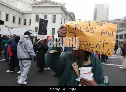 Un participant est titulaire d'un signe comme elle commence son mars avec des centaines dans les rues de Saint Louis à partir de l'ancien palais de justice au cours de la journée Martin Luther King mars à St Louis le 18 janvier 2010. UPI/Bill Greenblatt Banque D'Images