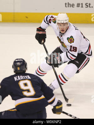 Blackhawks de Chicago, Jonathan Toews (19) ne fasse quelque chose pour obtenir autour de Saint Louis Blues Paul Kariya dans la deuxième période à la Scottrade Center à St Louis le 6 février 2010. UPI/Bill Greenblatt Banque D'Images