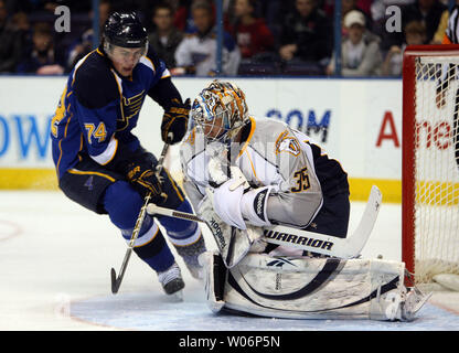 Saint Louis Blues TJ Oshie (L) en patins sur le gardien Pekka Rinne des Nashville Predators de Finlande que Rinne couvre jusqu'à la rondelle dans la première période à la Scottrade Center à St Louiis le 21 mars 2010. UPI/Bill Greenblatt Banque D'Images