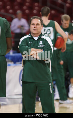 Michigan States' Head coach de basket-ball Tom Izzo regarde son entraînement en équipe pour le tournoi de basket-ball de NCAA Midwest Regional à l'Edward Jones Dome à St Louis le 25 mars 2010. Le tournoi dispose d'Arizona contre Ohio State et University of Northern Iowa contre Michigan State le 26 mars. UPI/Bill Greenblatt Banque D'Images