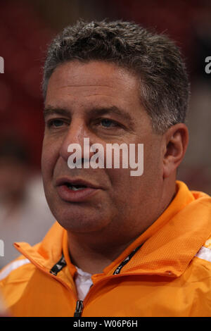 Virginia's head coach de basket-ball Bruce Pearl parle avec un journaliste à la suite de pratique pour le tournoi de basket-ball de NCAA Midwest Regional à l'Edward Jones Dome à St Louis le 25 mars 2010. Le tournoi dispose d'Arizona contre Ohio State et University of Northern Iowa contre Michigan State le 26 mars. UPI/Bill Greenblatt Banque D'Images