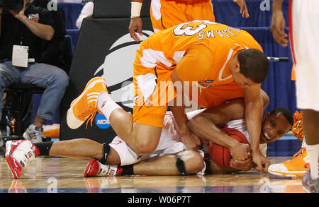 Virginia's Brian Williams falls sur le dessus de l'Ohio State's Evan Turner dans la deuxième moitié du tournoi de basket-ball de NCAA Midwest Regional à l'Edward Jones Dome à St Louis Le 26 mars 2010. New York a gagné le match 76-73. UPI/Xenia Naert Banque D'Images