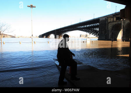 Un visiteur de la saint Louis riverfront essaie de rester en dehors de la crue des eaux du fleuve Mississippi sur le bord de la rivière à St Louis le 30 mars 2010. L'inondation est un phénomène naturel qui se passe plusieurs jours par année en raison. UPI/Bill Greenblatt Banque D'Images