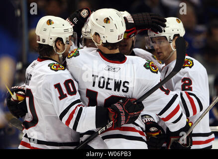 Blackhawks de Chicago, Jonathan Toews (19) est félicité par coéquipiers après avoir marqué un but contre les Blues de Saint-Louis dans la première période à la Scottrade Center à St Louis le 30 mars 2010. UPI/Bill Greenblatt Banque D'Images