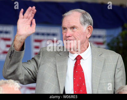 Robin Roberts, le National Baseball Hall of Fame qui a gagné 286 matches est décédé à son domicile à Temple Terrace, Floride, le 6 mai 2010, à l'âge de 83 ans. Roberts a gagné 20 jeux ou plus pour six saisons consécutives dans les années 50 et était une star pour les Phillies pitcher' 'Whiz Kids' équipe de 1950. Roberts détient également le record de permettre le plus de coups de circuit dans les ligues majeures de l'histoire. Roberts est illustré à la 2009 National Baseball Hall of Fame cérémonie d'intronisation. UPI/Bill Greenblatt/FICHIERS Banque D'Images